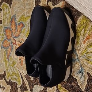 iRi women's sneakers size 38.5 black with black and white soles.